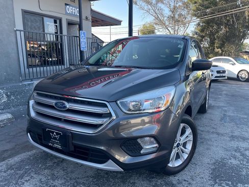 Used 2017 Ford Escape SE FWD image 1