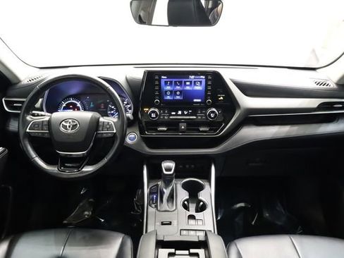 Used 2021 Toyota Highlander XLE image 14