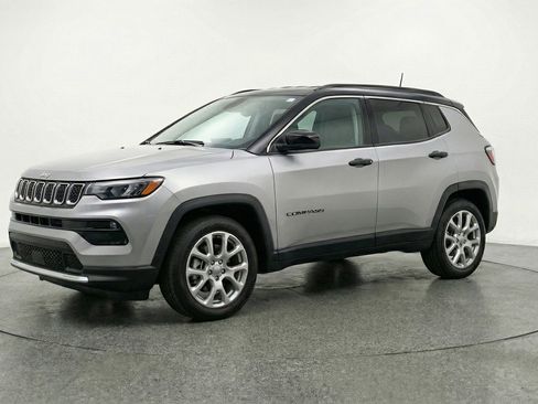 Used 2025 Jeep Compass Limited image 3
