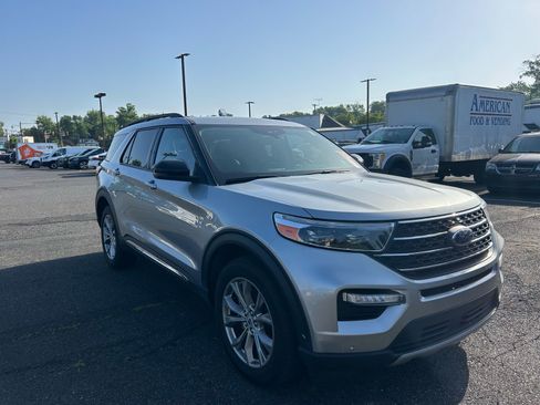 Used 2024 Ford Explorer XLT w/ Equipment Group 202A AWD/4WD image 3