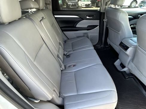 Used 2017 Toyota Highlander XLE AWD/4WD image 14