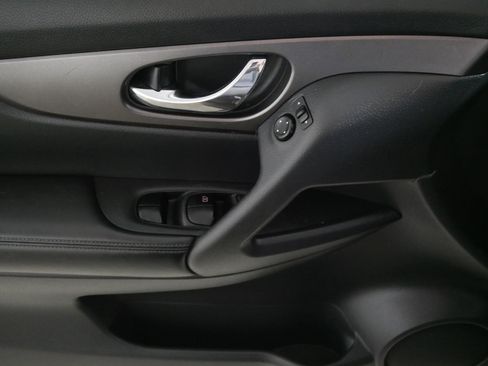 Used 2016 Nissan Rogue S image 19