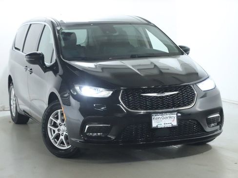 Used 2024 Chrysler Pacifica Touring-L FWD image 2