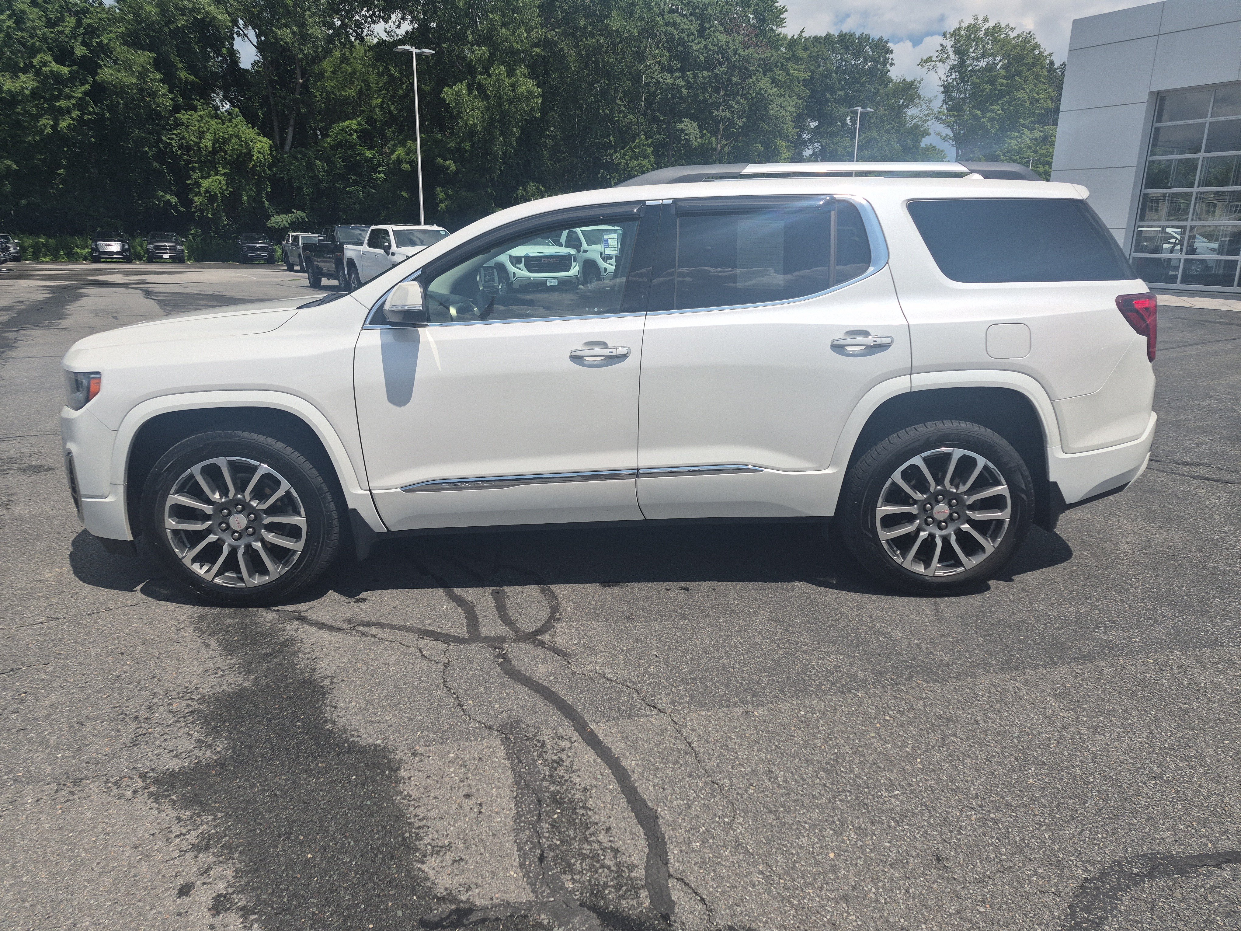 Used 2022 GMC Acadia Denali AWD/4WD image 2