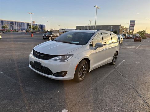 Used 2020 Chrysler Pacifica Touring-L Plus FWD image 2