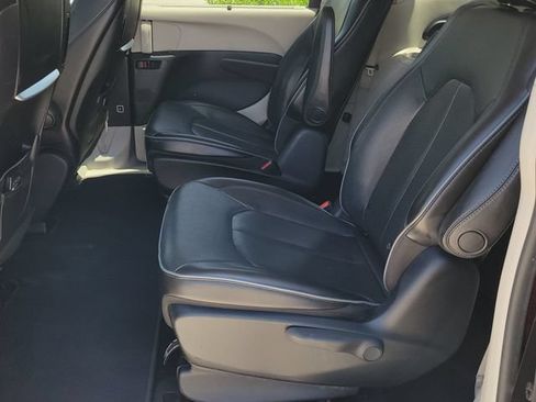Used 2020 Chrysler Pacifica Limited w/ Advanced Safetytec Group FWD image 8