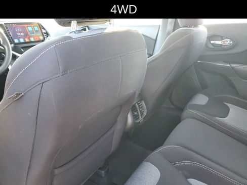 Used 2016 Jeep Cherokee Sport image 10