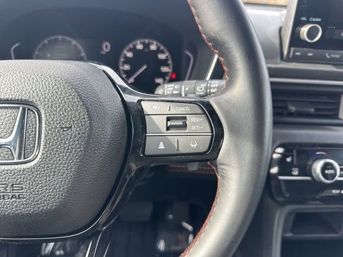 Used 2025 Honda Pilot Sport image 16