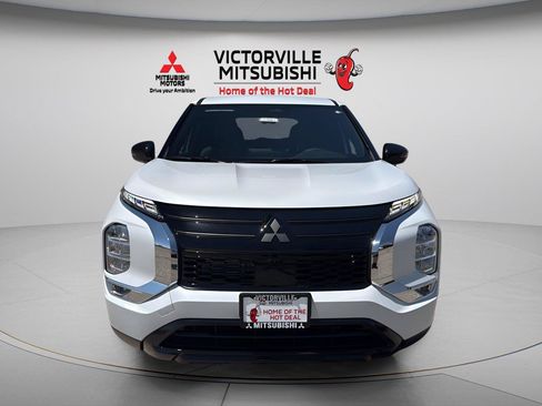 New 2026 Mitsubishi Outlander LE FWD image 2