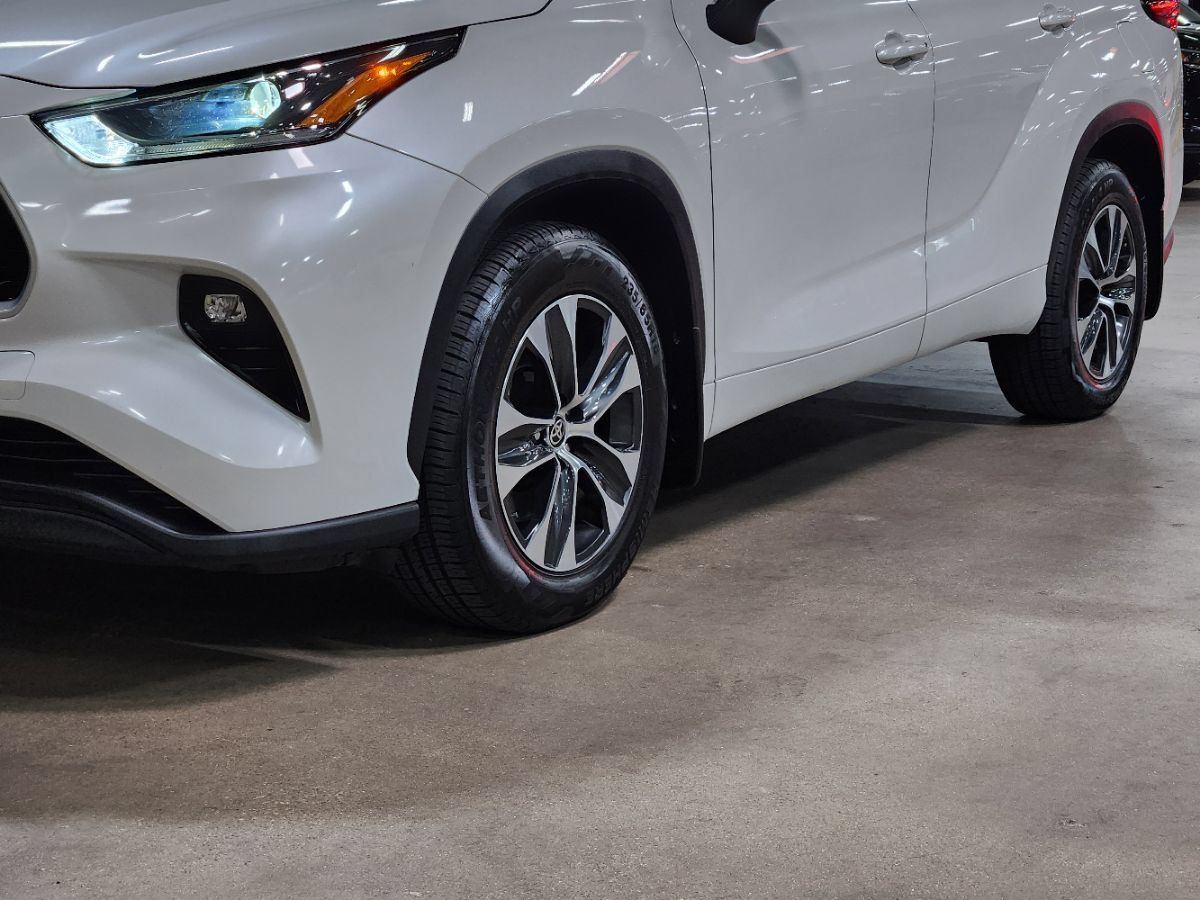 Used 2021 Toyota Highlander XLE AWD/4WD image 17