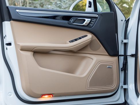 Certified 2023 Porsche Macan S image 21