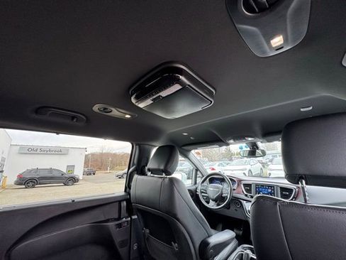 Used 2020 Chrysler Pacifica Touring-L image 28