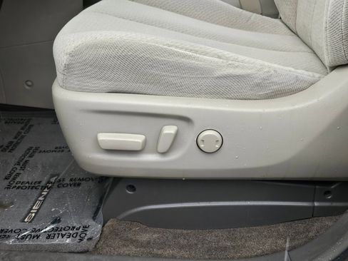 Used 2012 Toyota Sienna LE image 30