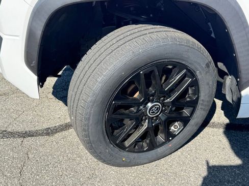 Used 2022 Toyota Tundra SR5 w/ SR5 Convenience Package image 32