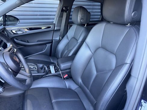 Certified 2024 Porsche Macan image 5