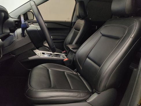 Used 2023 Ford Explorer XLT w/ Equipment Group 202A AWD/4WD image 17