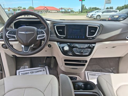 Used 2017 Chrysler Pacifica Touring-L FWD image 13
