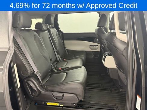 Used 2024 Kia Carnival EX image 14