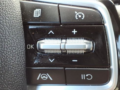 Used 2024 Kia Carnival LX image 30