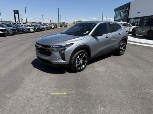 Used 2025 Chevrolet Trax RS w/ Driver Confidence Package image 2