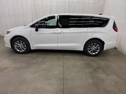 New 2026 Chrysler Pacifica Select image 34