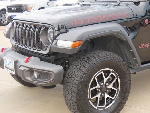 Used 2024 Jeep Gladiator Rubicon w/ Convenience Group AWD/4WD image 3