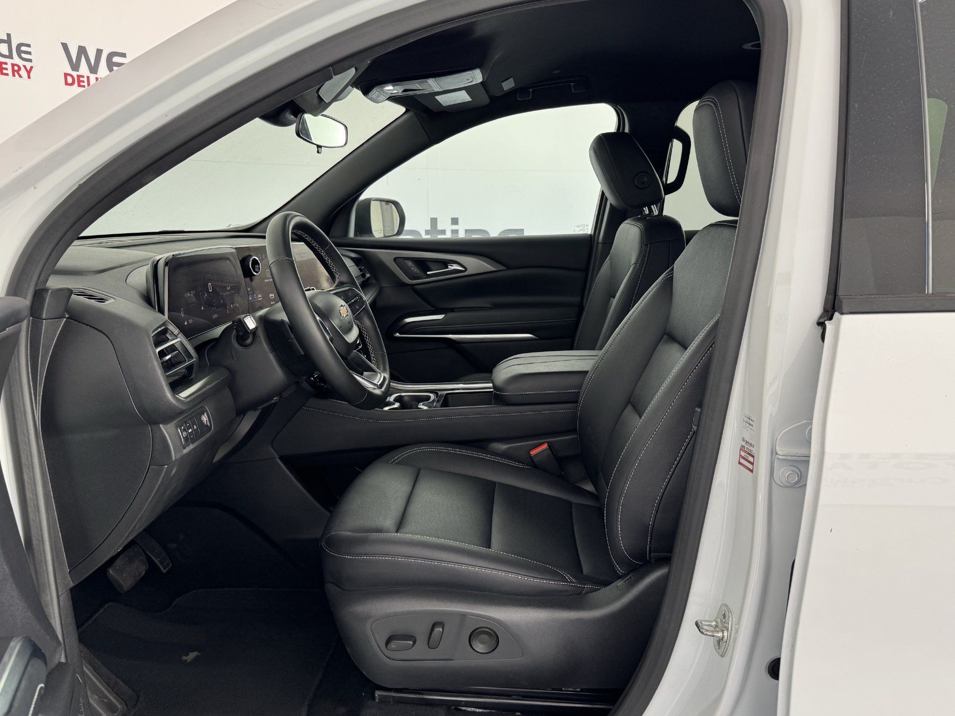 Used 2025 Chevrolet Traverse LT FWD image 14