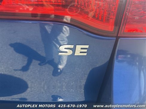 Used 2011 Volkswagen Routan SE image 13