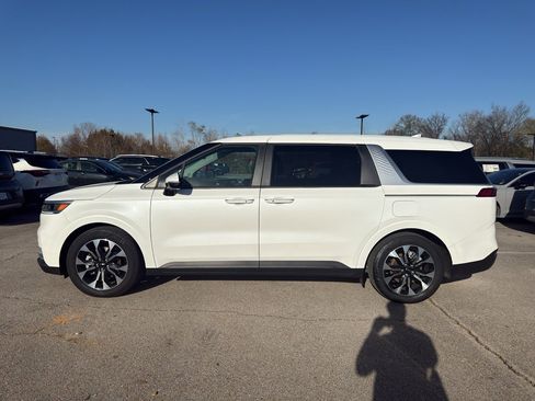 Used 2024 Kia Carnival EX image 8