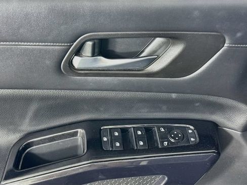 Used 2022 Nissan Pathfinder S FWD image 17