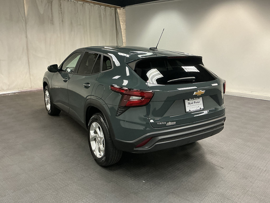 Used 2025 Chevrolet Trax LS w/ LS Convenience Package FWD image 3