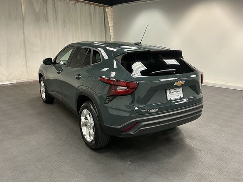 Used 2025 Chevrolet Trax LS w/ LS Convenience Package FWD image 3