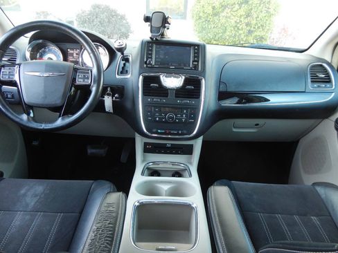 Used 2014 Chrysler Town & Country Touring-L FWD image 2