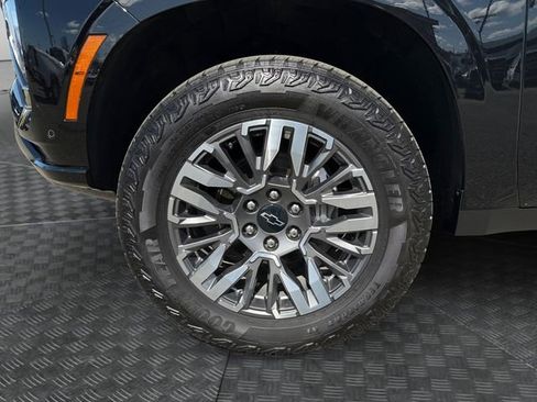 Used 2025 Chevrolet Suburban Z71 image 14