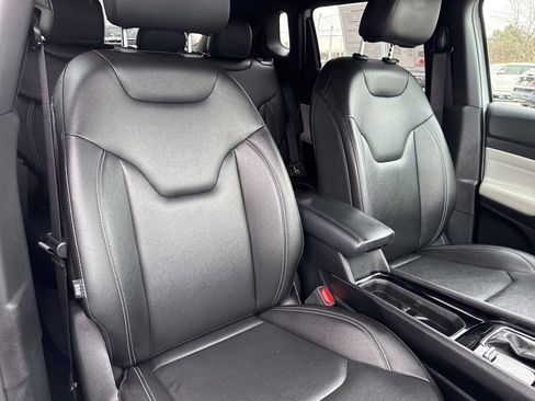 Used 2025 Jeep Compass Limited image 27