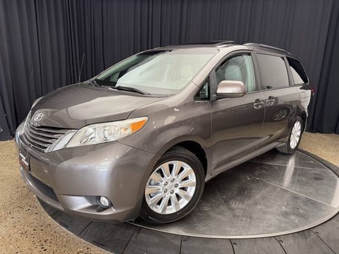 Used 2014 Toyota Sienna XLE AWD/4WD image 2