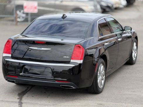 Used 2018 Chrysler 300 Limited RWD image 17