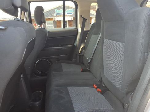 Used 2015 Jeep Patriot Latitude AWD/4WD image 9