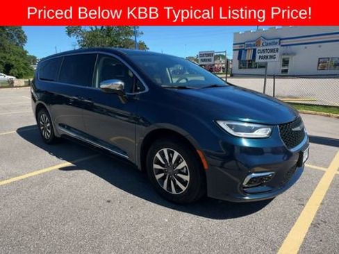 Used 2023 Chrysler Pacifica Limited FWD image 2