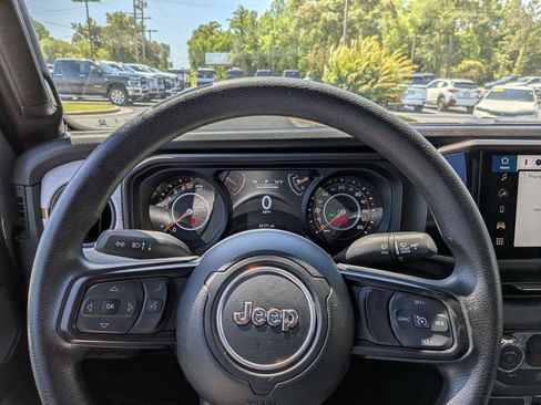 Used 2025 Jeep Gladiator Sport AWD/4WD image 12