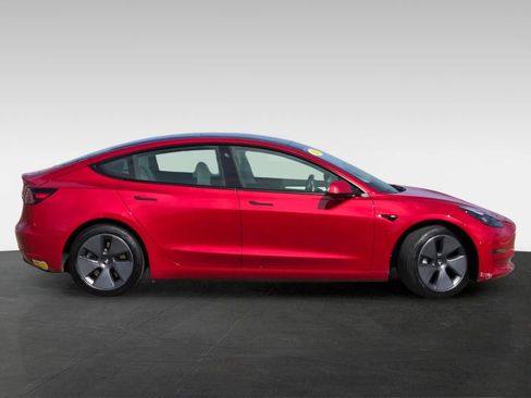 Used 2022 Tesla Model 3 Standard Range image 3