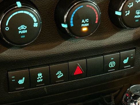 Used 2017 Jeep Wrangler Unlimited Sahara AWD/4WD image 19