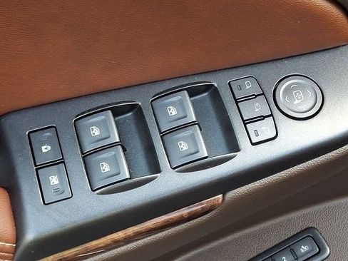 Used 2018 Chevrolet Suburban Premier AWD/4WD image 27