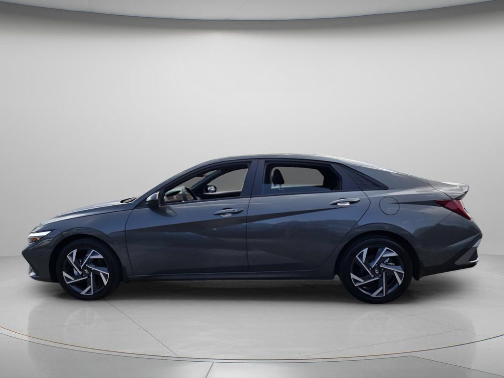 Certified 2025 Hyundai Elantra SEL FWD image 3