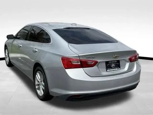 Used 2018 Chevrolet Malibu LT FWD image 4
