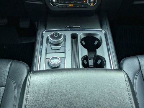 Used 2020 Ford Expedition XLT w/ Equipment Group 202A AWD/4WD image 19