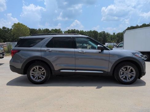 Certified 2025 Ford Explorer Active w/ Active Comfort Package AWD/4WD image 3