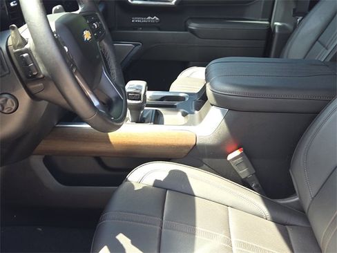 Used 2024 Chevrolet Silverado 1500 High Country w/ Technology Package image 18