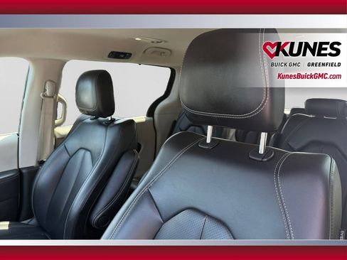 Used 2023 Chrysler Pacifica Touring-L FWD image 17