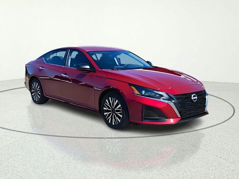 Used 2025 Nissan Altima 2.5 SV FWD image 1